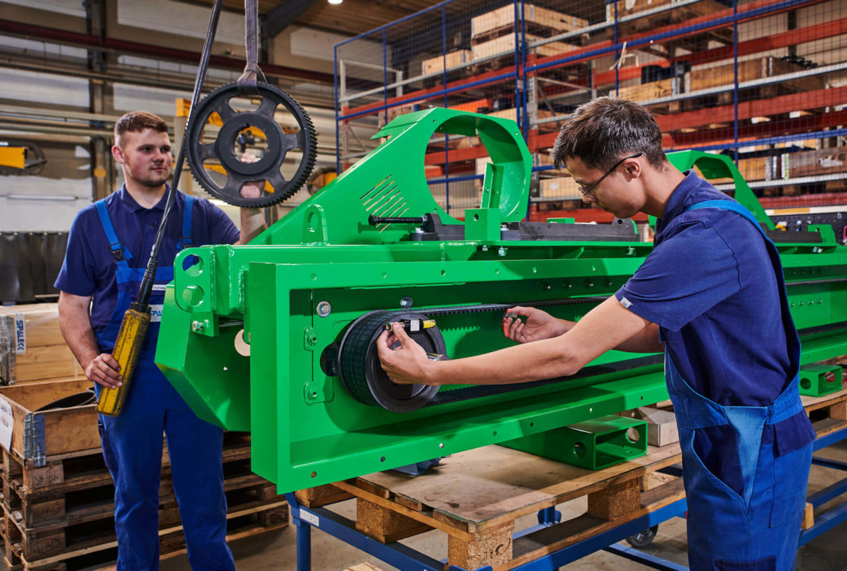 Industriemechaniker montieren Bauteile