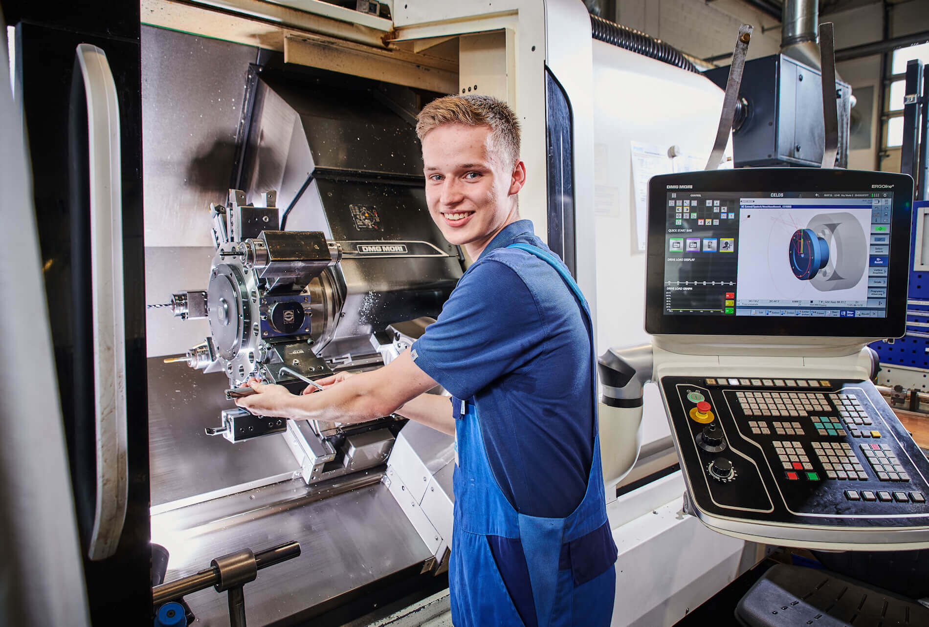 Auszubildender spannt Werkstücke in die Maschine ein