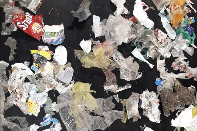 Kunststoffe und Folienabfälle werden der NIR-Sortierung zugeführt