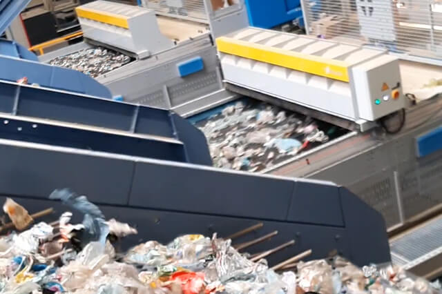 Kunststoff wird mit Hilfe von SPALECK Siebmaschinen aufbereitet und anschließend auf NIR-Sortiergeräten nach Material sortiert