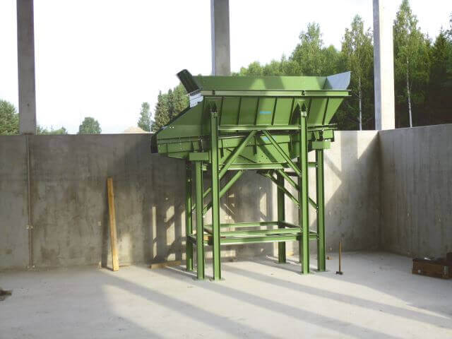 Aufgabebunker in einer Recyclinganlage für Shredderleichtfraktionen und Metallrecycling
