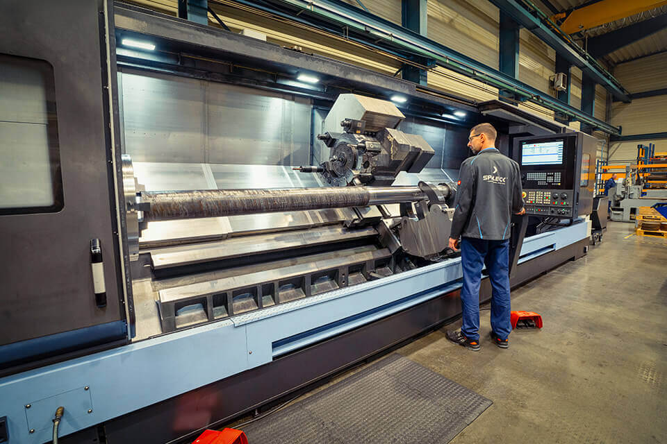Zerspanungsmechaniker überwacht Produktion eines Langdrehteils