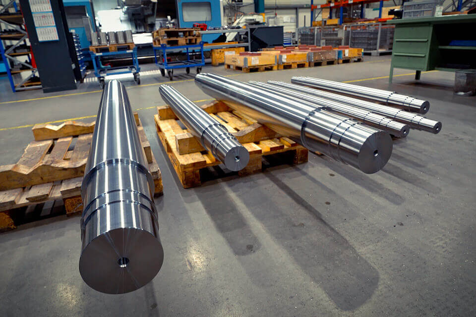 Diverse Langdrehteile auf Lagerungspalette