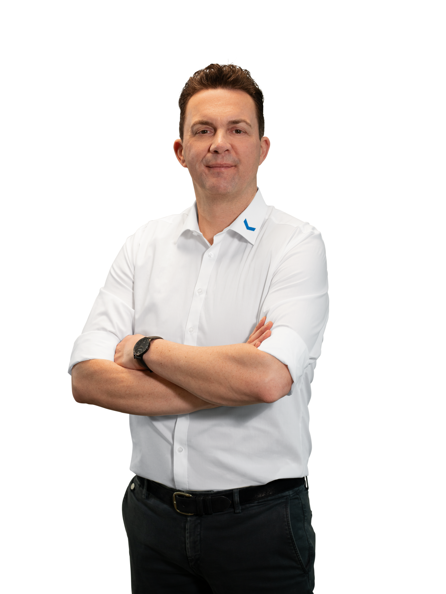 Mann in weißem Hemd mit verschränkten Armen vor neutralem Hintergrund.