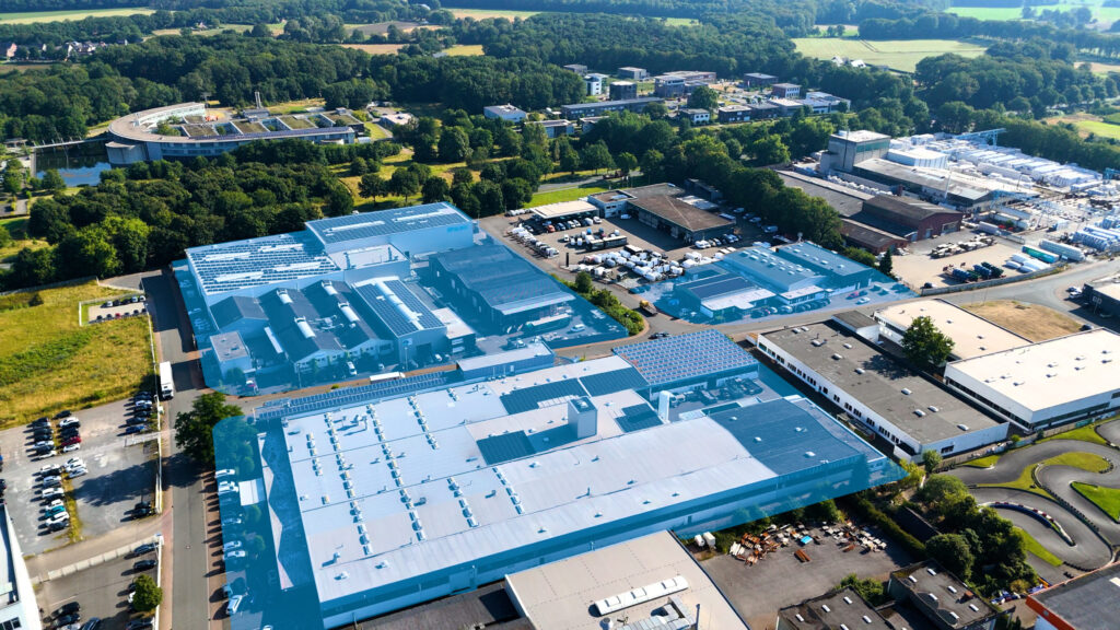 Luftaufnahme des Firmengeländes von Spaleck GmbH & Co. KG in grüner Umgebung.