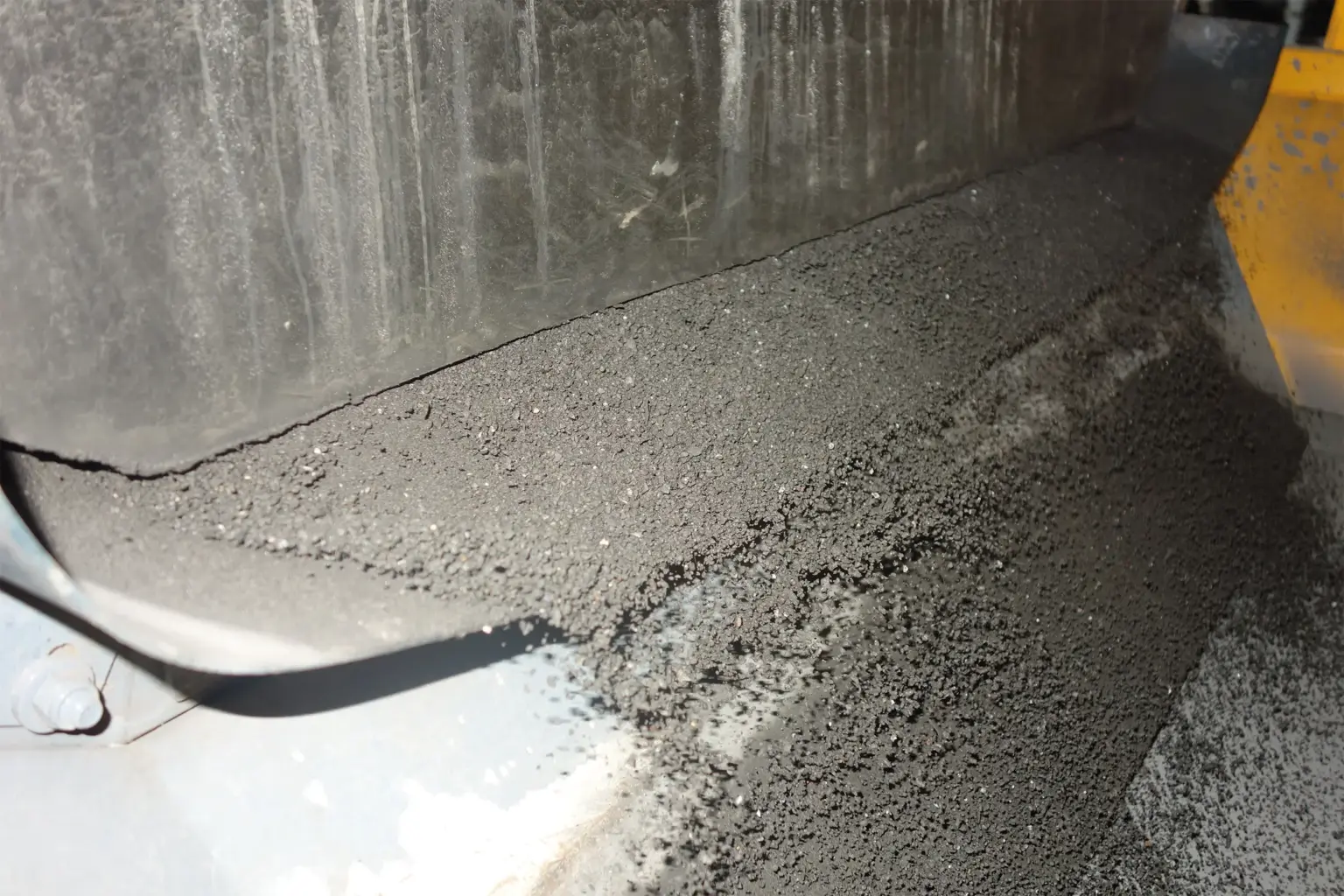 Detailbild mit der SPALECK ActiveCLEAN Schwingförderrinne - man sieht sehr gut, dass es dank des Selbstreinigungsprinzips absolut anbackungsfrei läuft