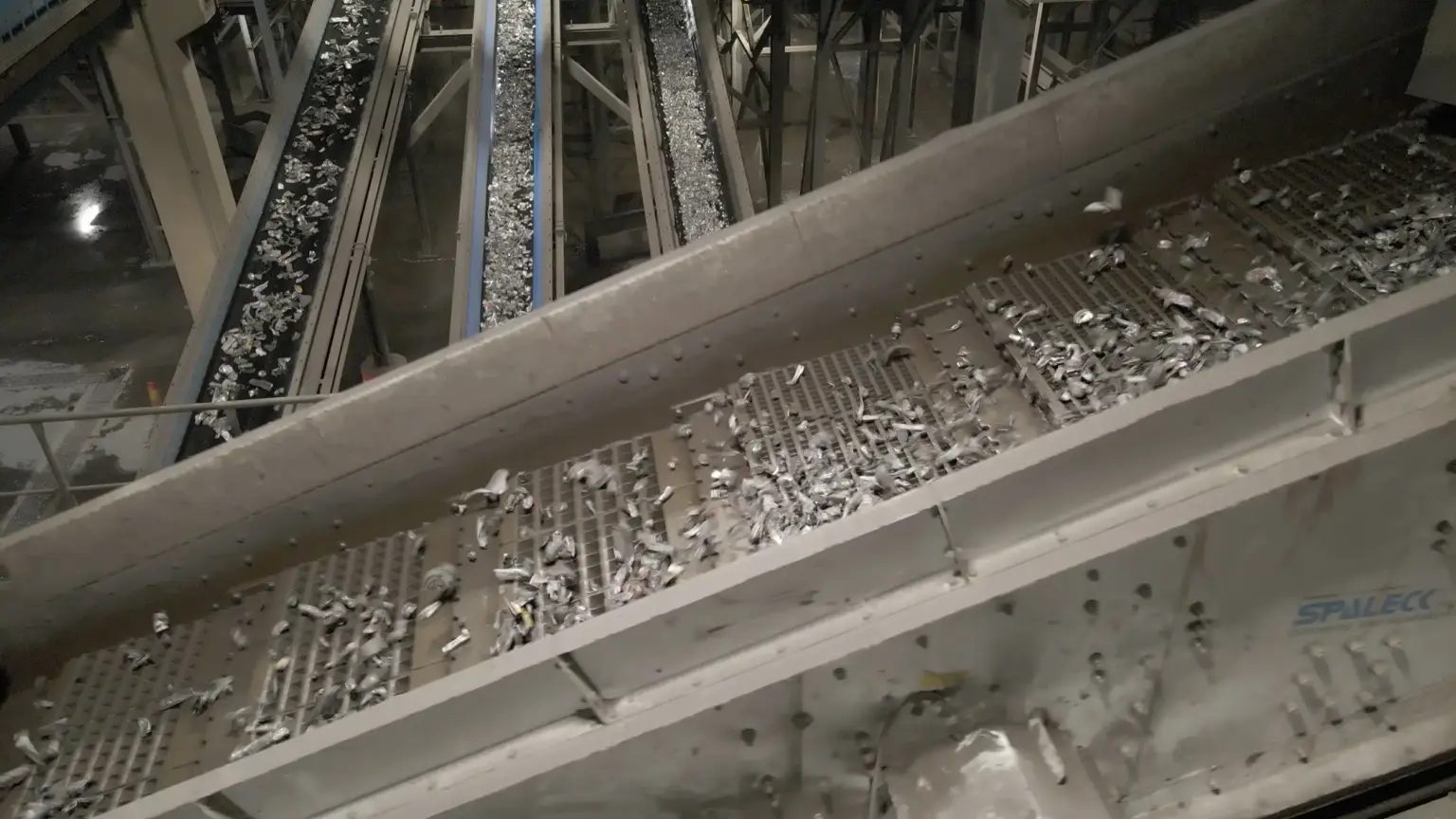 Industrieanlage mit Wertstoffsieb zur Materialklassierung.