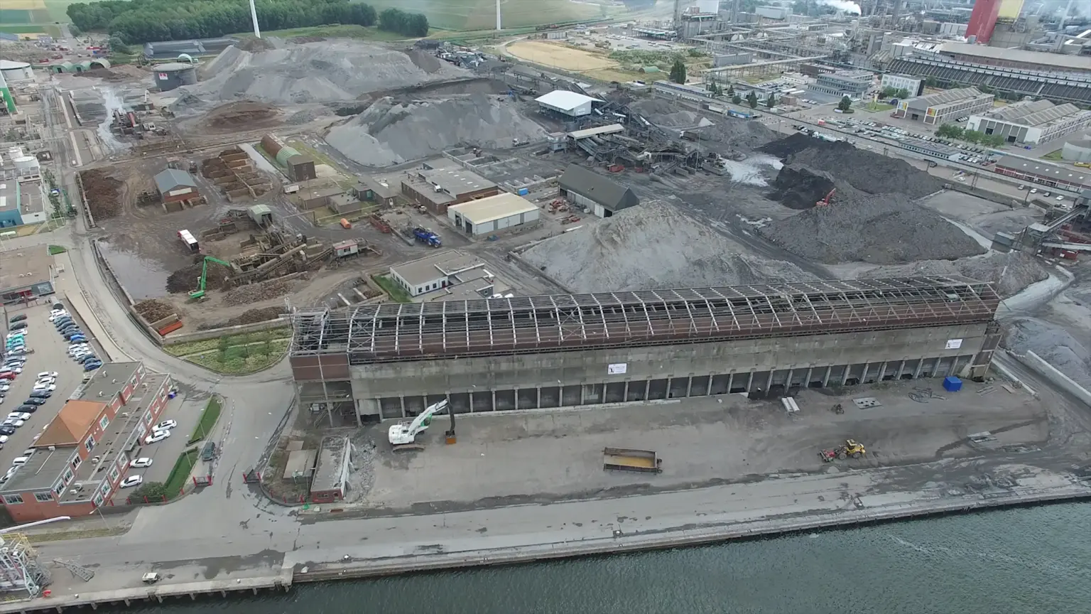 Industrielandschaft mit Gebäuden und Recyclinganlagen.