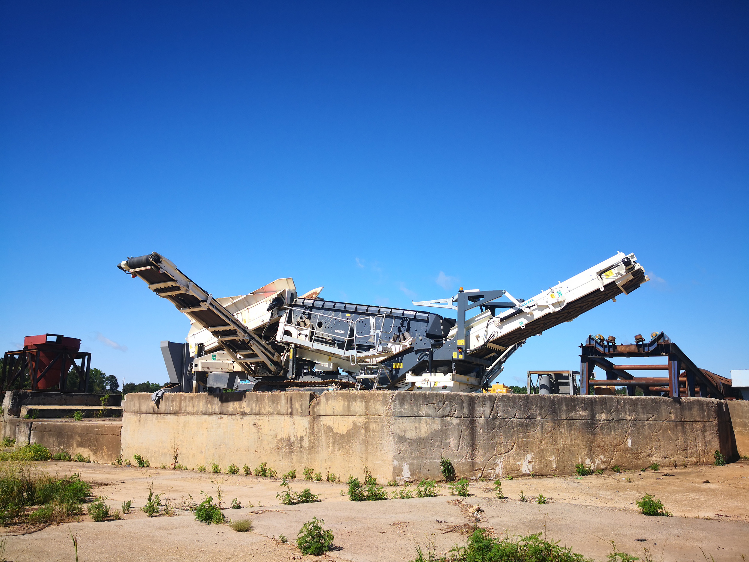 Die 550 Mobile Siebmaschine auf einem Recyclinghof