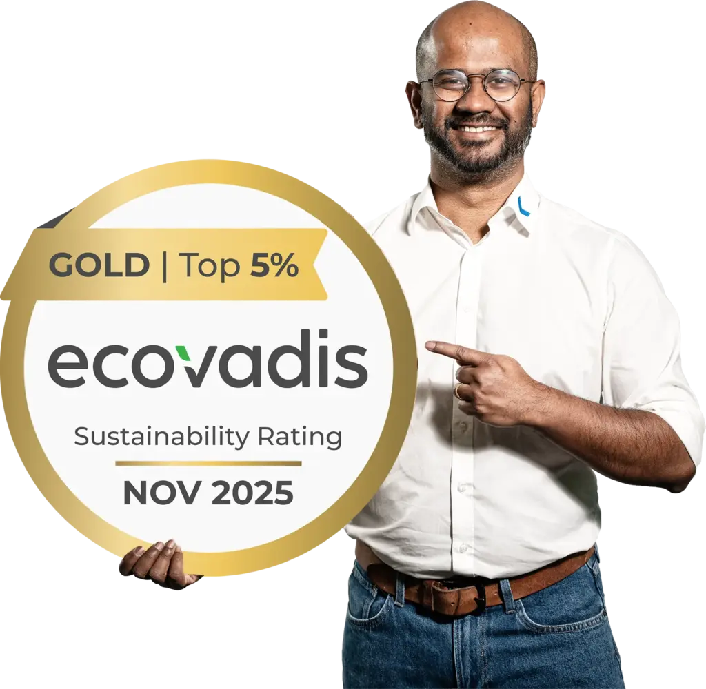 Mann zeigt auf EcoVadis-Gold-Auszeichnung für Nachhaltigkeit von SPALECK.