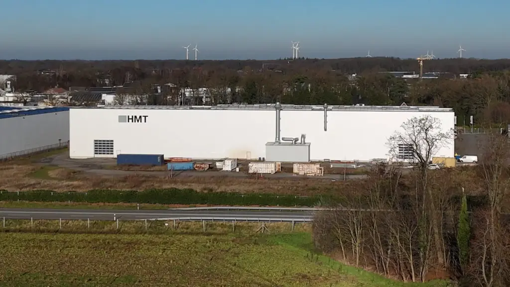 Luftaufnahme der HMT Industries GmbH & Co. KG; im Vordergrund mit der Bundesstraße B67