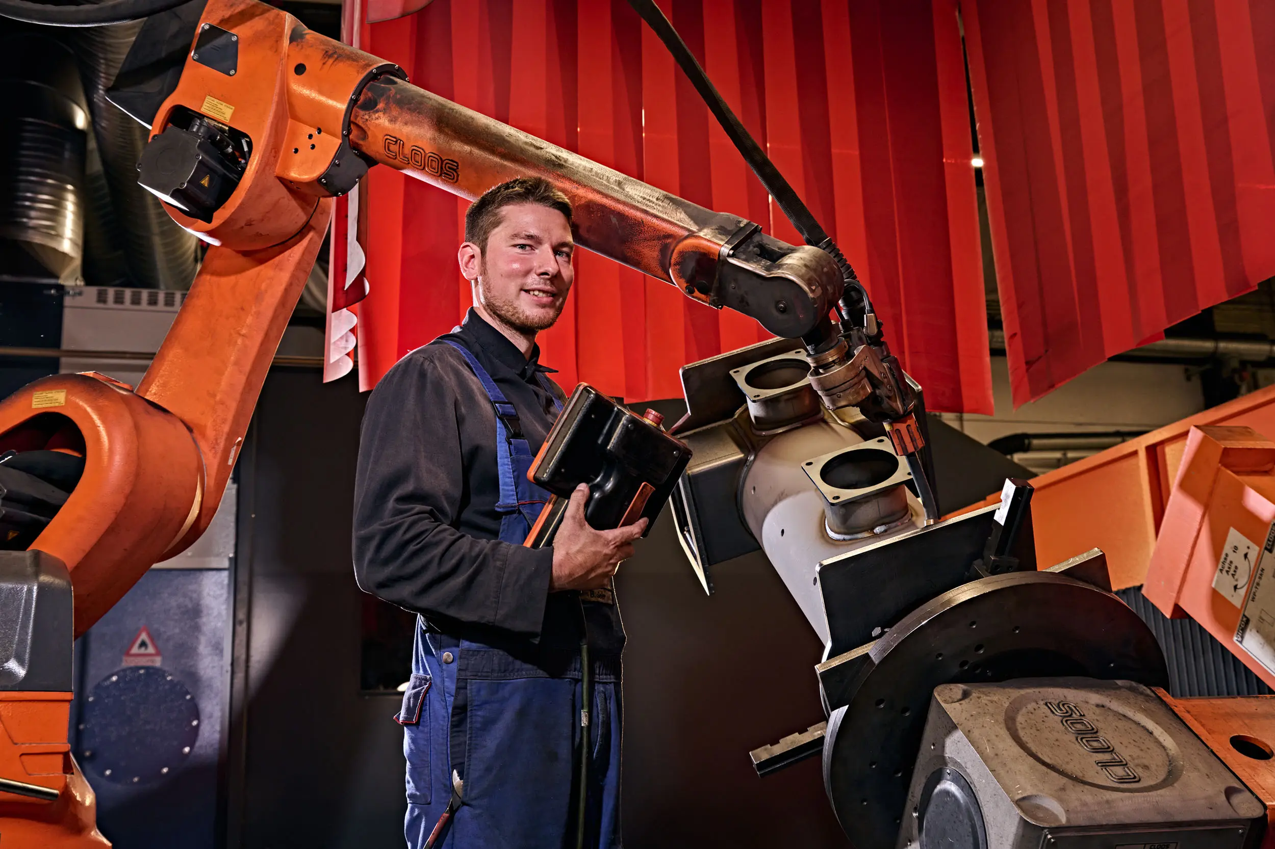 Konstruktionsmechaniker am Schweißroboter mit Schweißbaugruppe beim CL1 Zulieferer SPALECK