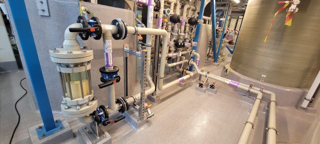 Rohrsystem einer Tiefenfiltrationsanlage in der Industrie.