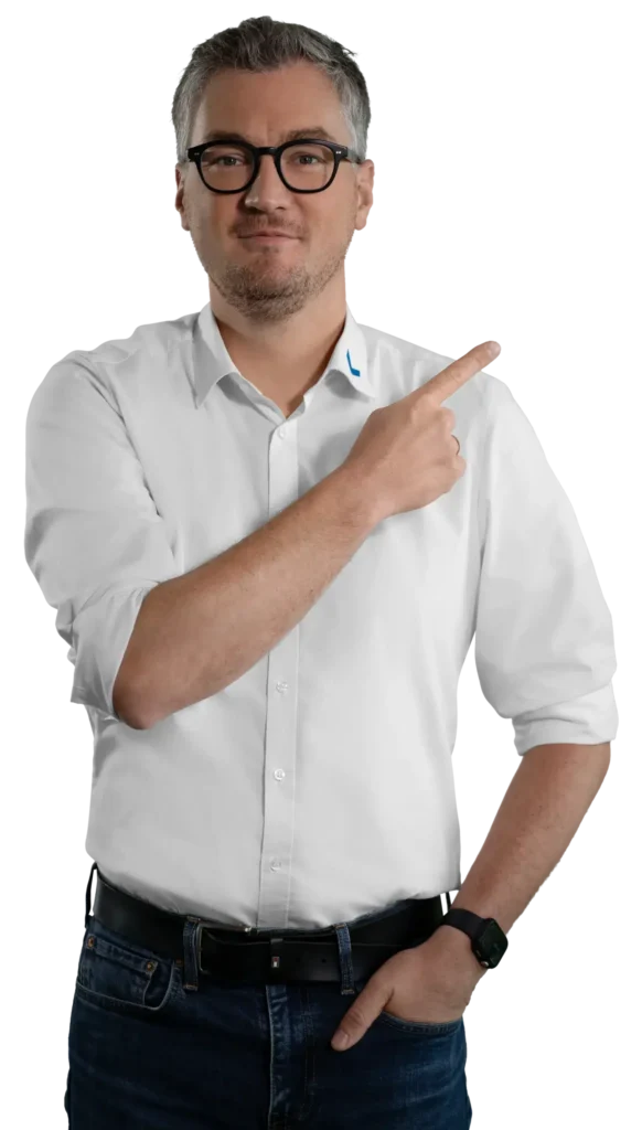 Mann in weißem Hemd zeigt zur Seite, Ansprechpartner.
