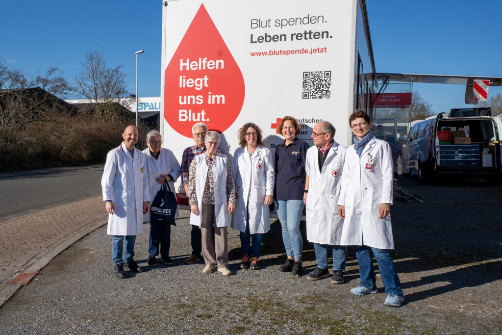 Gruppenfoto des Spendenteams vom DRK vor dem Blutspendebus am Spaleck Blutspendetag 2026