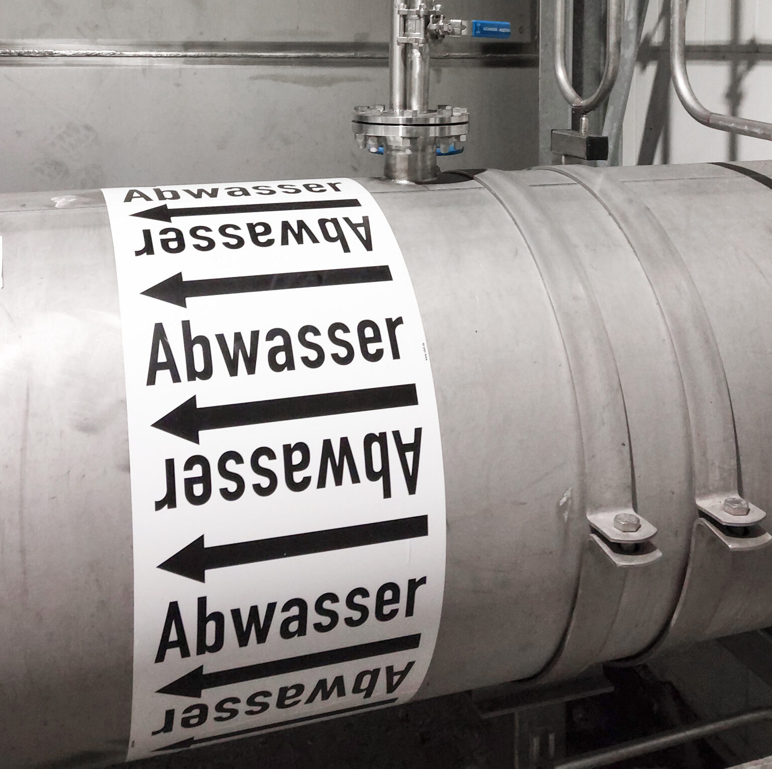 Graues Rohr mit Abwasser Beschriftung