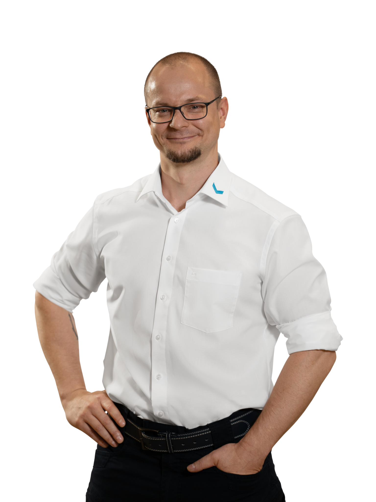Mann mit Brille in weißem Hemd lächelt in die Kamera.