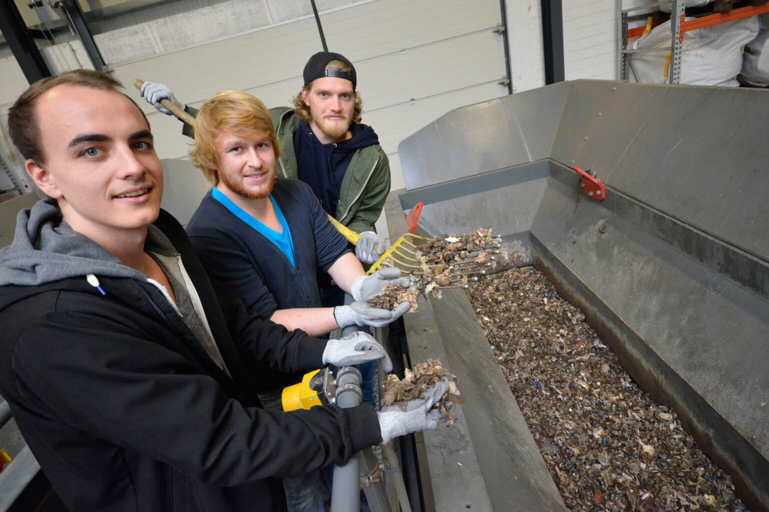 Drei Studenten bei einem Bionik Projekt zum Thema Recycling