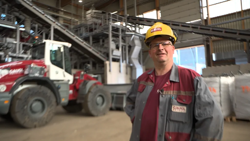 Zufriedener Produktionsleiter von Gaugl in der Metallrecyclinganlage vom Unternehmen Gaugl Metallhandel, der seine positiven Erfahrungen mit der SPALECK 3D COMBI Siebmaschine schildert.