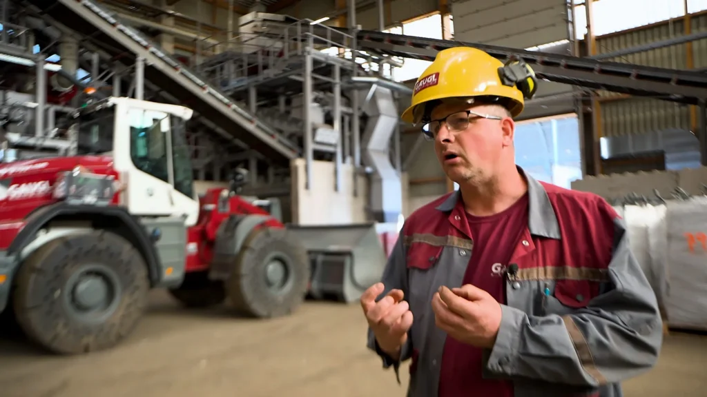 Produktionsleiter des Metallrecyclingunternehmens Gaugl in Österreich beschreibt die Herausforderungen der vorher vorhandenen Siebqualität, bevor Gaugl auf eine SPALECK 3D COMBI Siebmaschine - die im Hintergrund steht - gewechselt ist.