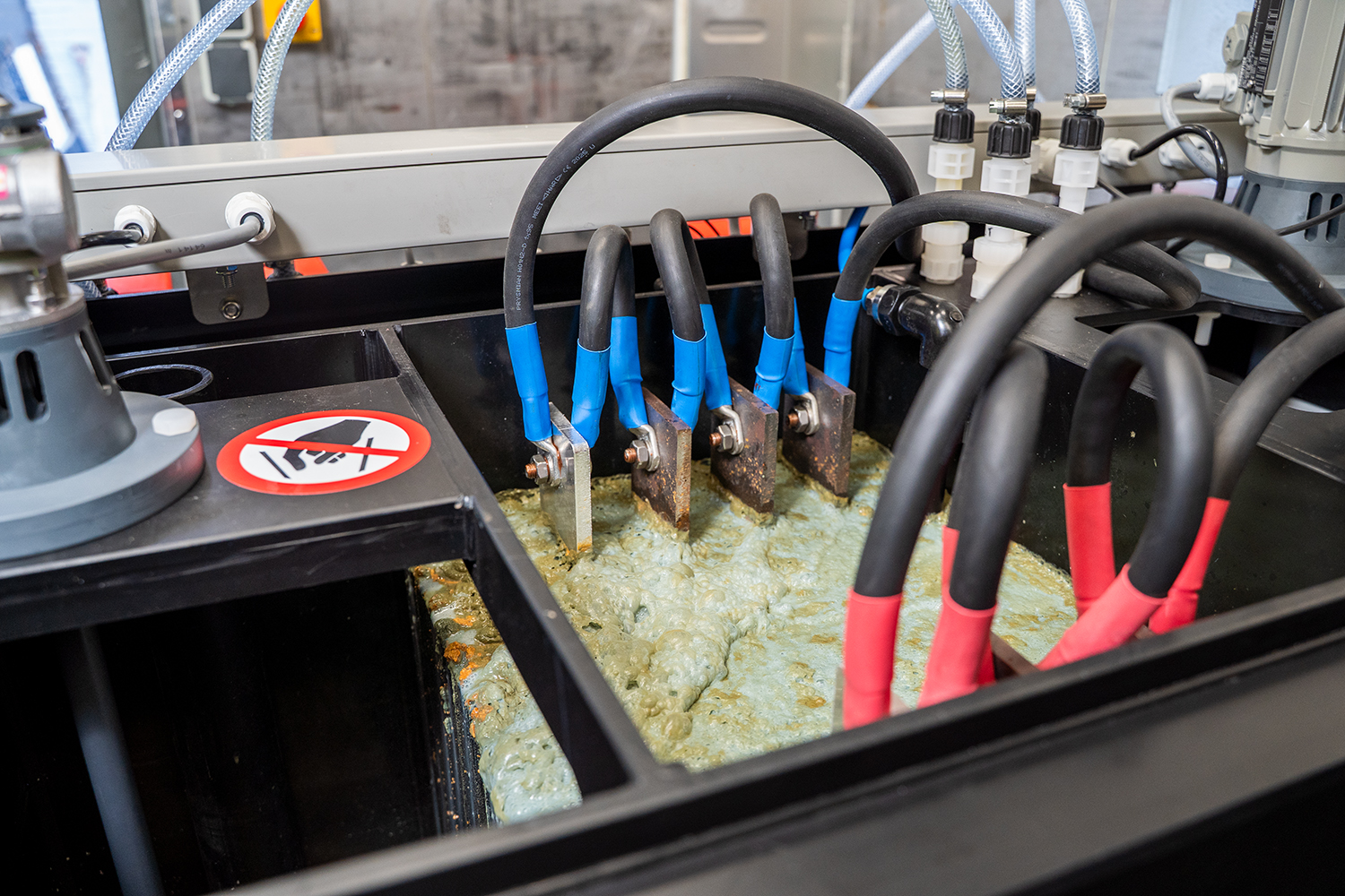 Nahaufnahme einer Elektrokoagulationsanlage in Betrieb. Zeigt die elektrischen Lamellen im Verunreinigten Wasser.