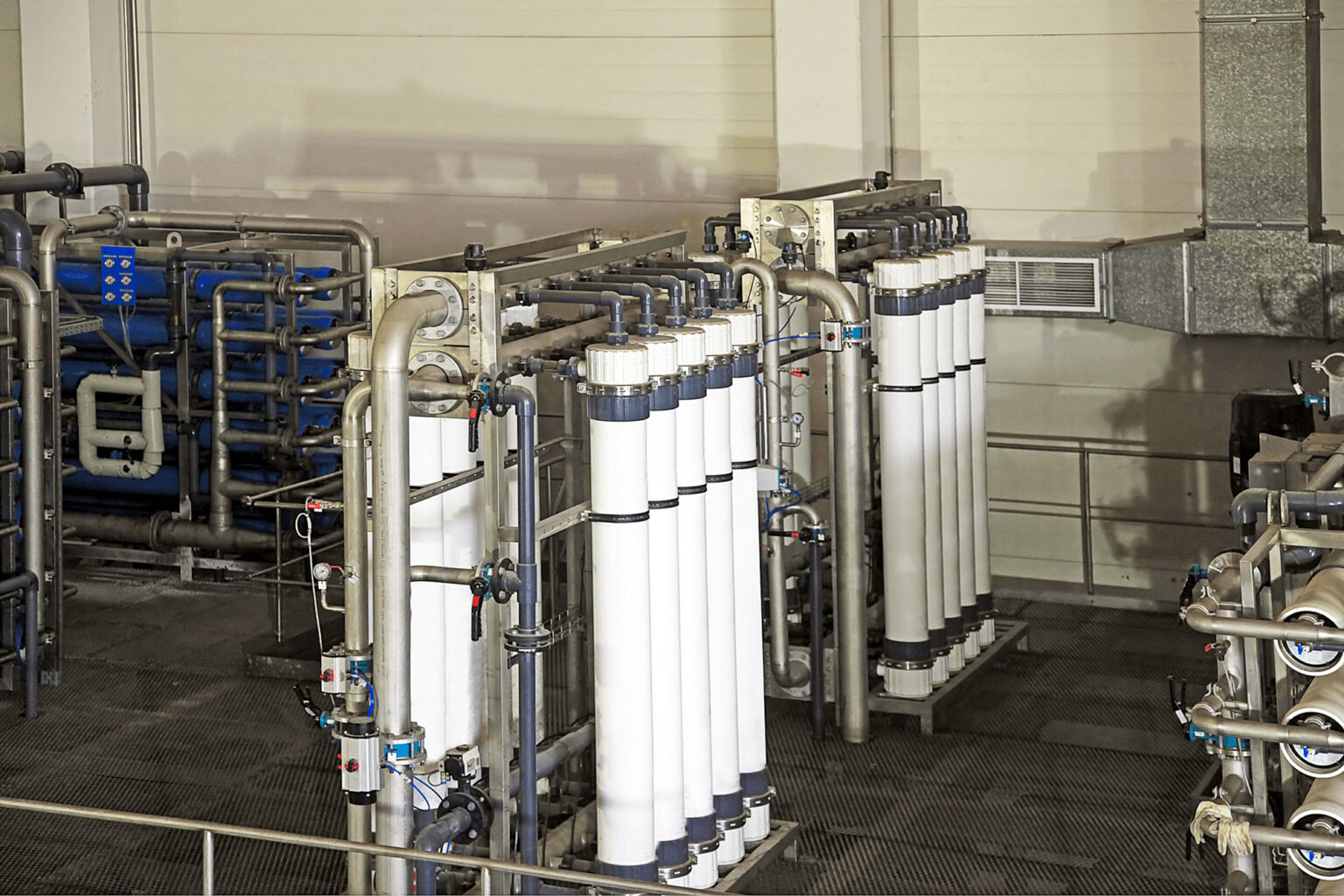 Umkehrosmoseanlage in industrieller Umgebung