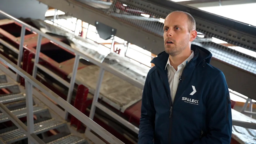 SPALECK Siebmaschinenexperte Marcel van Reimersdahl vor einer SPALECK 3D COMBI Siebmaschine beim Metallrecycler Gaugl in Österreich. Die Siebmaschine ersetzt zwei vorherige Siebmaschinen eines anderen Herstellers, um die Siebqualität und damit auch die Sortierqualität im Metallrecyclingprozess zu verbessern.