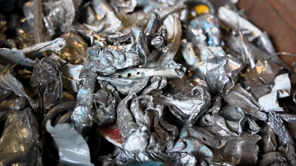 Detailblick auf das sensorsortiere Nichteisenmetall. Die Eingesetzt SPALECK 3D COMBI Siebmaschine klassiert das Material optimal, damit die Sortiergeräte es sauber und frei von Feinanteil und Langteilen sortieren können.