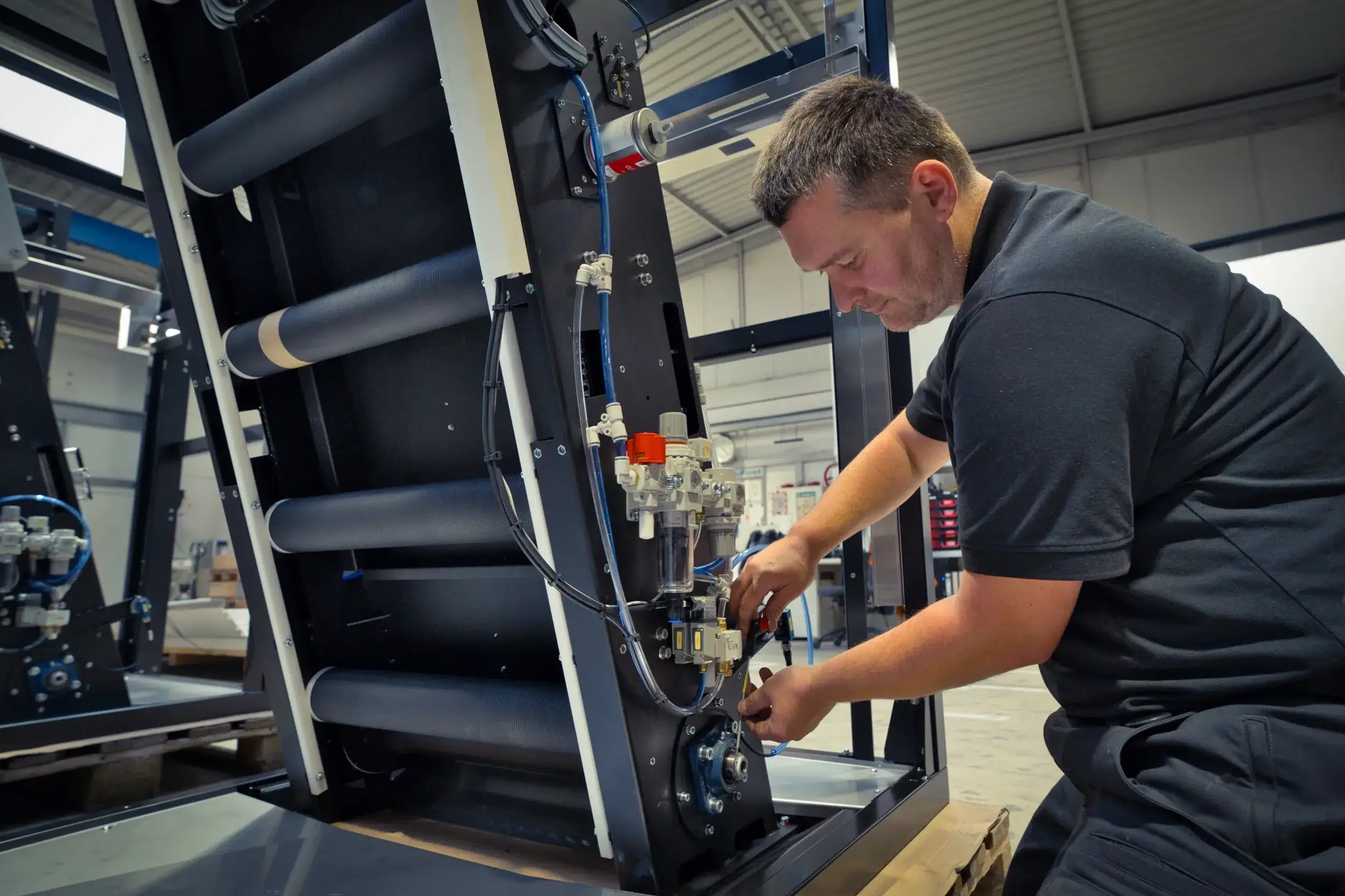 SPALECK Mechaniker fertigt eine Baugruppe inklusive Elektroinstallation