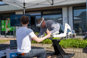 Mitarbeiter von HMT testet den 3D Flugsimulator Icaros auf dem Spaleck Gesundheitstag