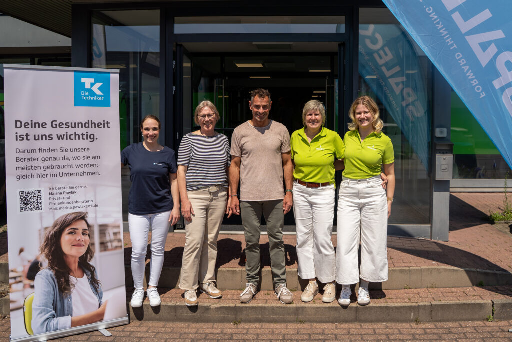 Gruppenfoto am Spaleck Gesundheitstag mit Marina Pawlak, Marlis Spaleck Andreas Niedrig, Gabi Mumbek und Hanna Hitpaß vor dem Spaleck Gesundheitszentrum