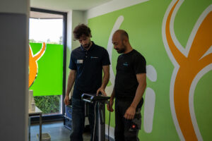 Mitarbeiter von Spaleck macht das Vitalscreening auf dem Spaleck Gesundheitstag mit professionellem Coach