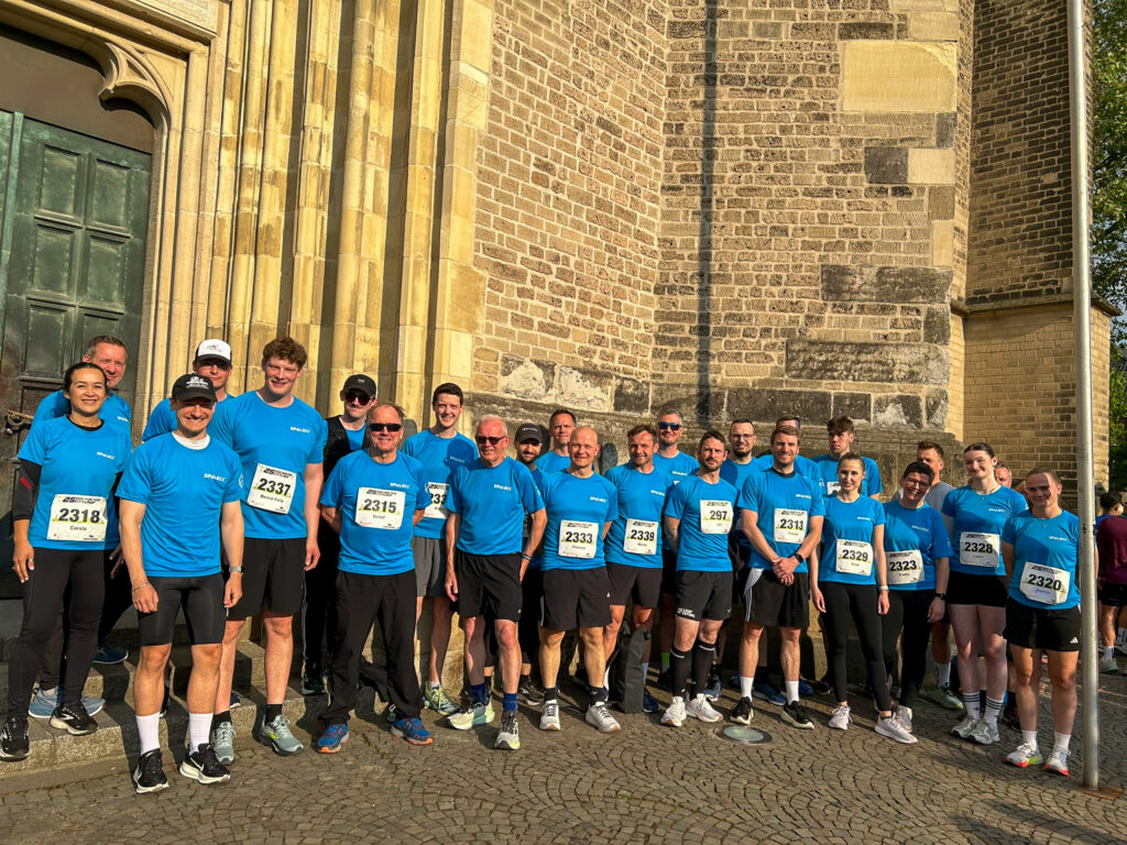 Gruppenfoto vom Spaleck Team beim Bocholter Citylauf 2026 in neuem blauen SPALECK Trikot
