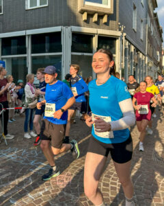 Spaleck Azubine Laura läuft motiviert in der Masse beim Bocholter Citylauf 2026 mit