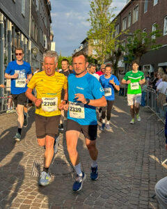 Spaleck Mitarbeiter Martin läuft fokussiert in der Masse beim Bocholter Citylauf 2026 mit