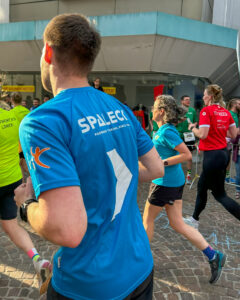 Spaleck Kollege läuft in neuem Spaleck Trikot mit großen Pfeil auf dem Rücken beim Bocholter Citylauf 2026 mit