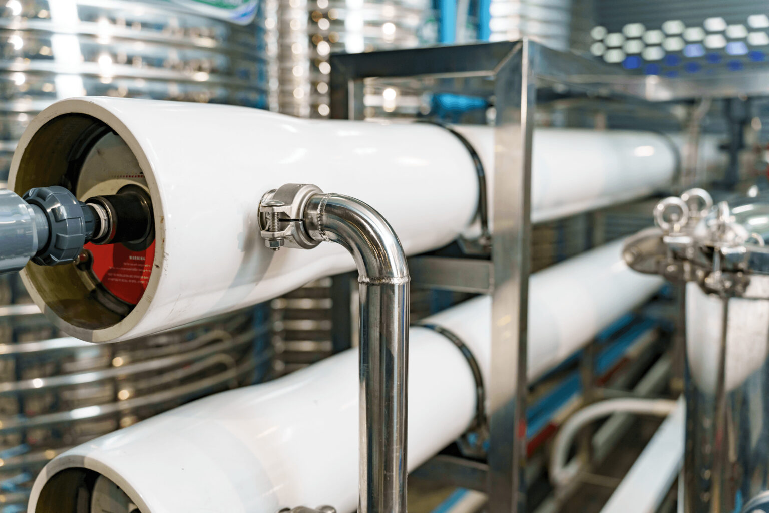 Weißes Rohr einer Wasseraufbereitungsanlage in der Industrie in Nahafnahme