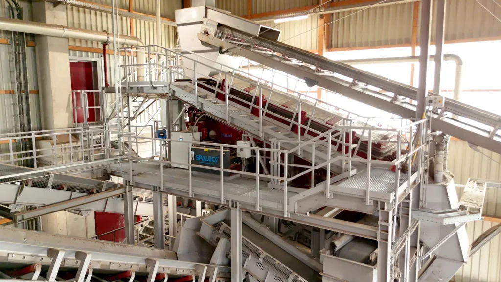 Blick auf eine SPALECK 3D COMBI Siebmaschine in einer hochmodernen, neuen Metallrecyclinganlage in Österreich. Die 3D COMBI Siebmaschine ersetzt zwei Siebmaschinen eines anderen Herstellers, um die Siebqualität und damit die gesamte Sortierqualität zu erhöhen. Es handelt sich um ein Retrofitprojekt innerhalb einer neuen Anlage.