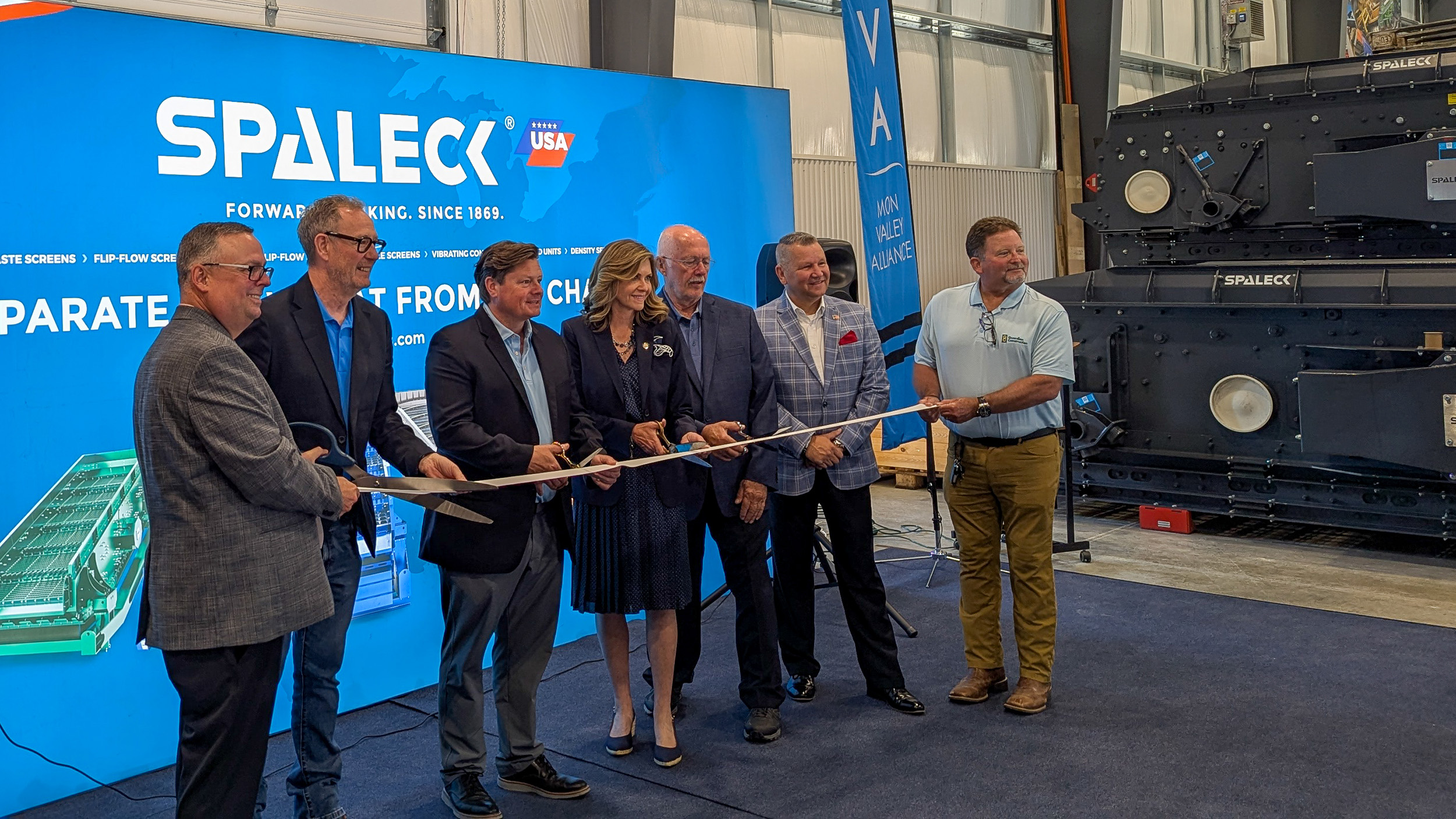 Traditionelles Banddurschneiden von Politikern und Partnern bei der Eröffnung des neuen Standortes von Spaleck USA