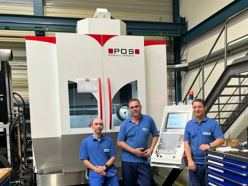 Drei Zerspanungsmechaniker von der SPALECK Präzisionstechnik in Greiz an dem neuen CNC-Fräsbearbeitungszentrum POSmill H 800 U.